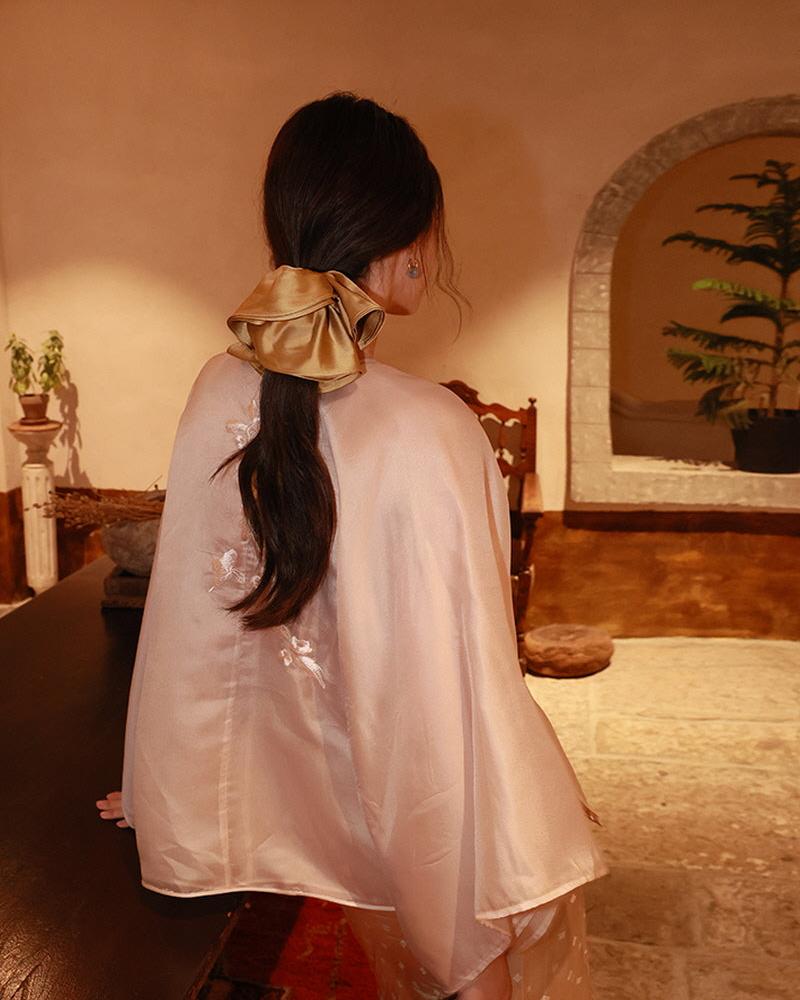 Drape Scrunchie - Gold, oversized scrunchie — AREUMIEUR, look 5