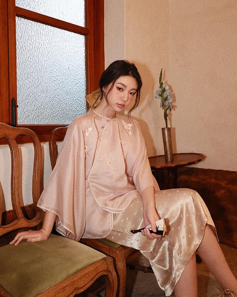Drape Scrunchie - Gold, oversized scrunchie — AREUMIEUR, look 3