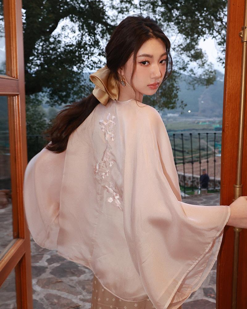 Drape Scrunchie - Gold, oversized scrunchie — AREUMIEUR, look 2