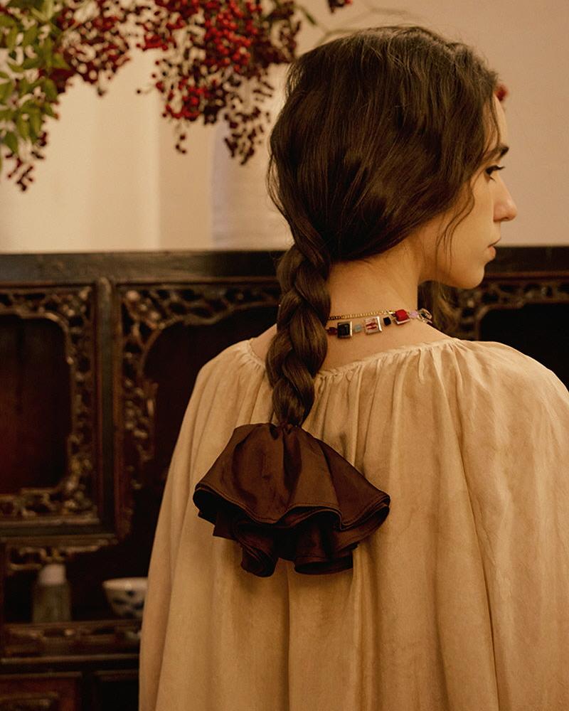 Drape Scrunchie - Brown, oversized scrunchie — AREUMIEUR, look 5