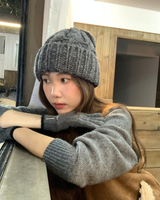 Cable Knit Beanie in Gray — AREUMIEUR, look 2
