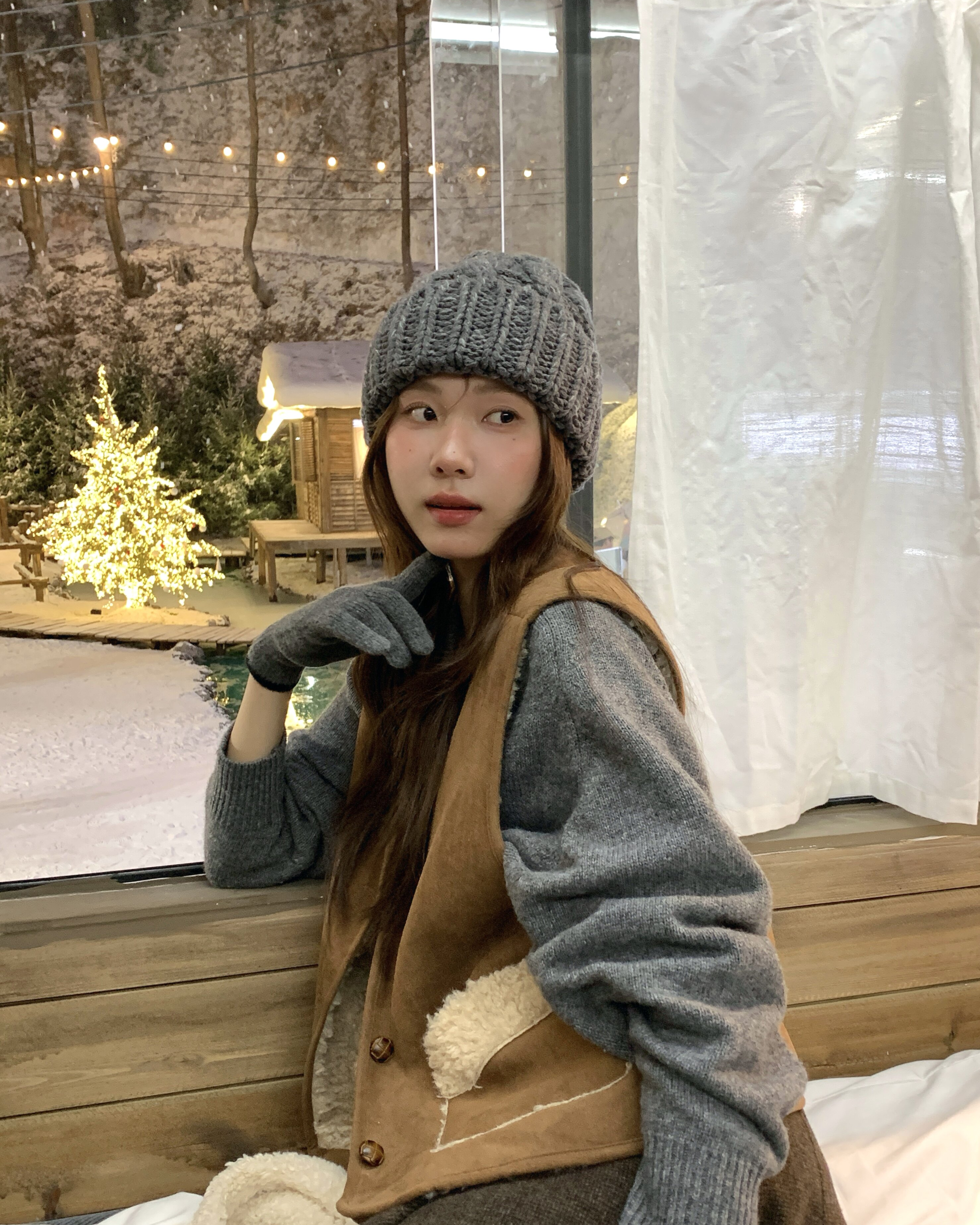 Cable Knit Beanie in Gray — AREUMIEUR, look 3