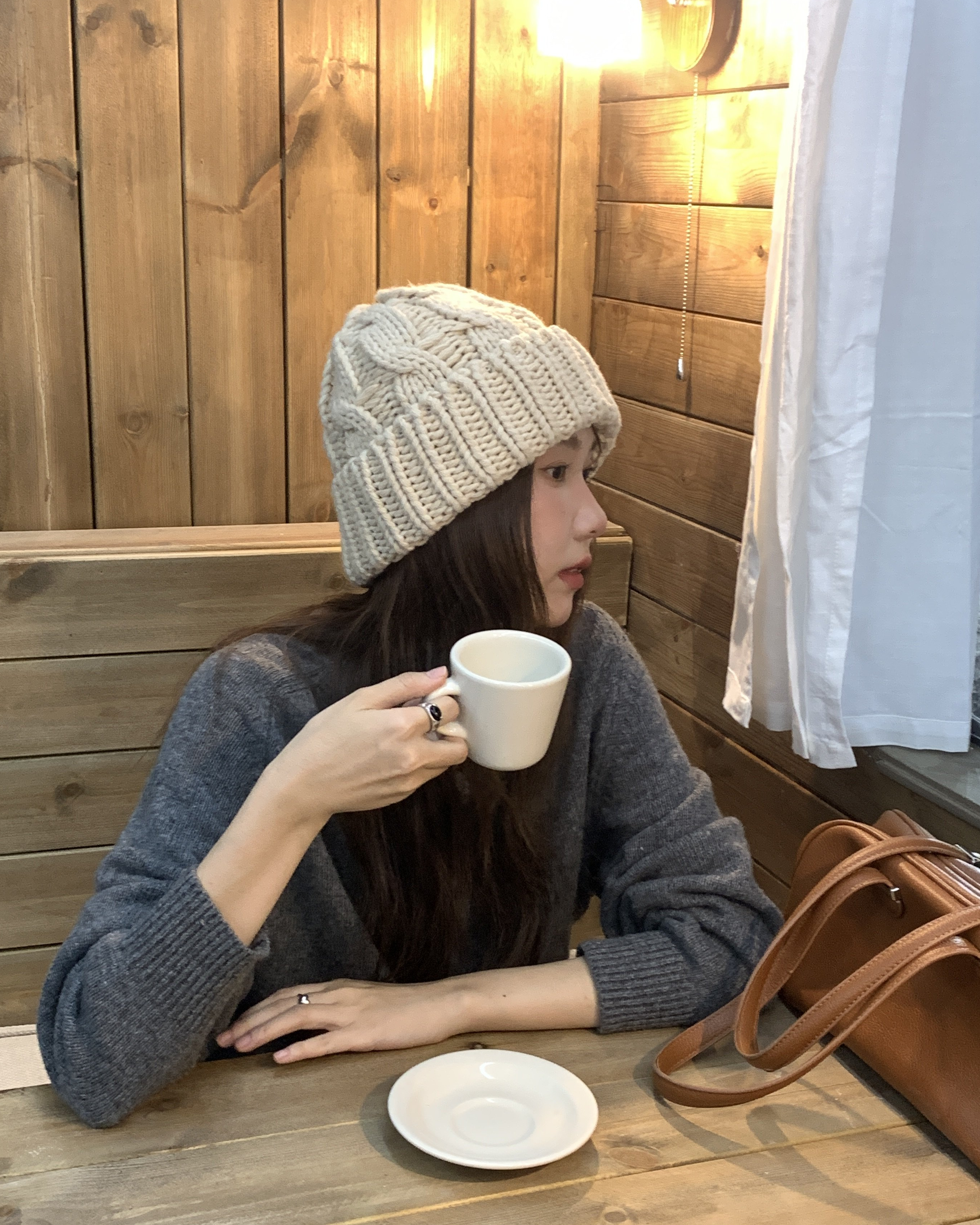 Cable Knit Beanie in Beige — AREUMIEUR, look 4