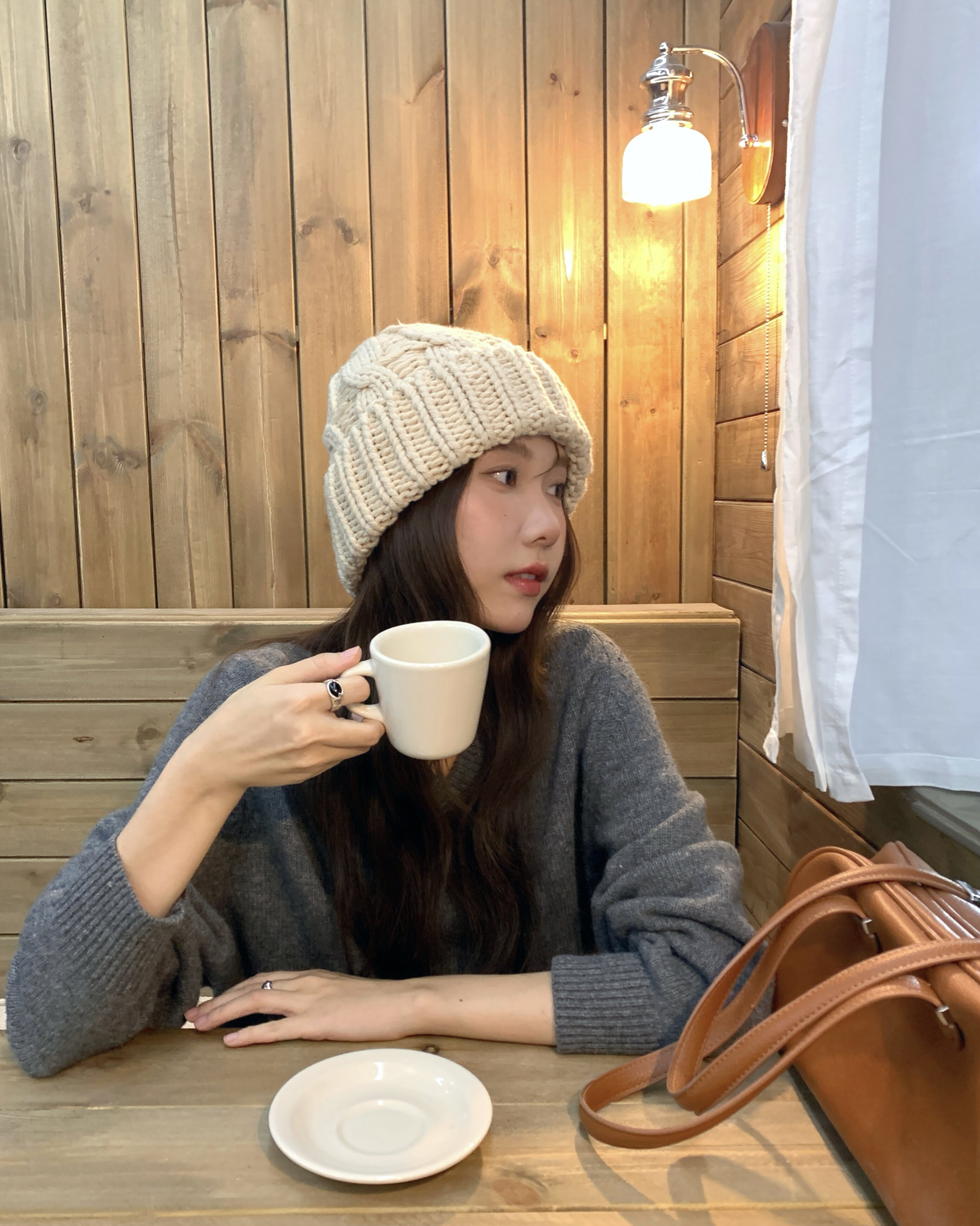 Cable Knit Beanie in Beige — AREUMIEUR, look 5
