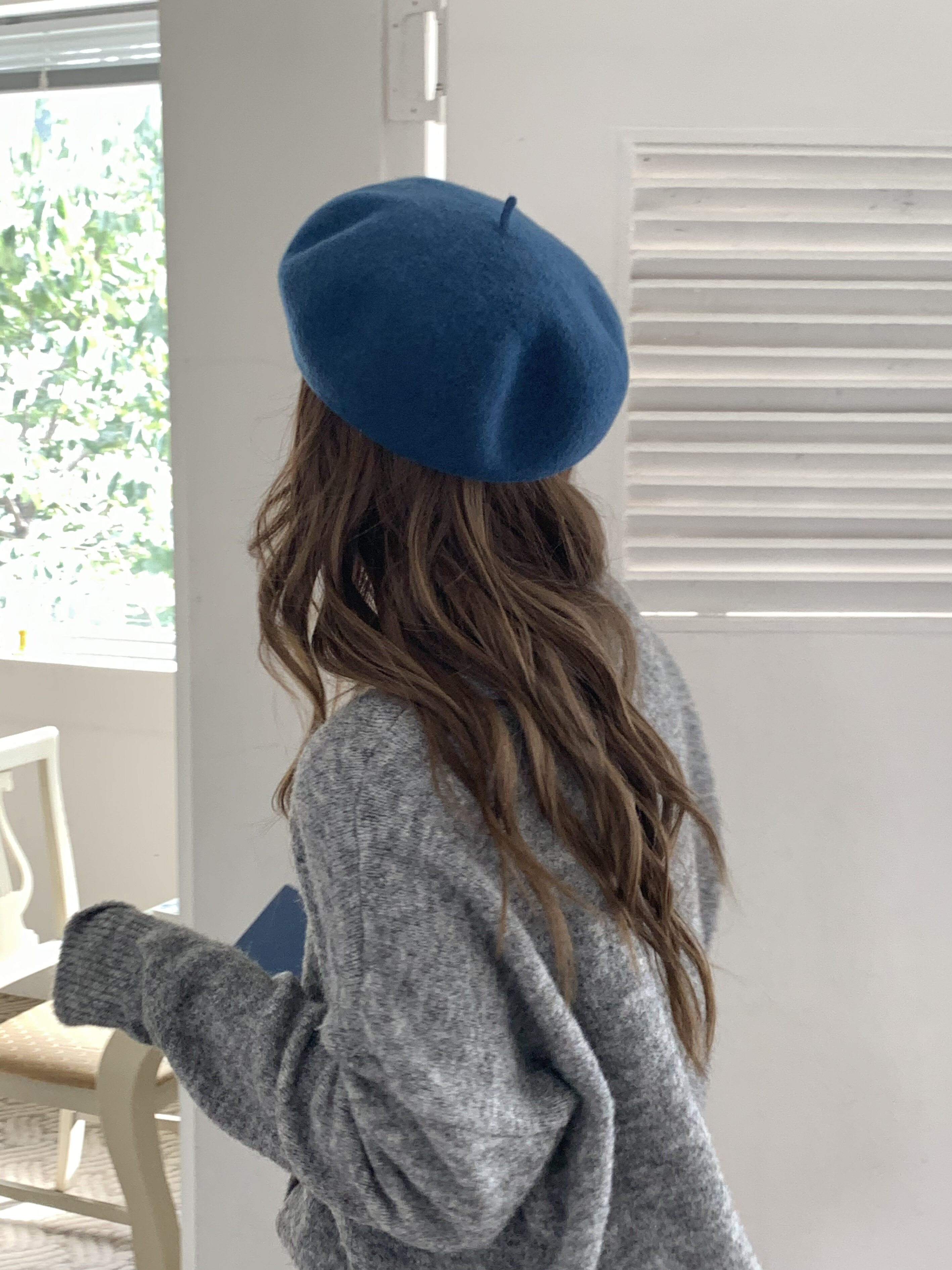 Painter Wool Beret in Peacock Blue, classic wool beret — AREUMIEUR, look 1