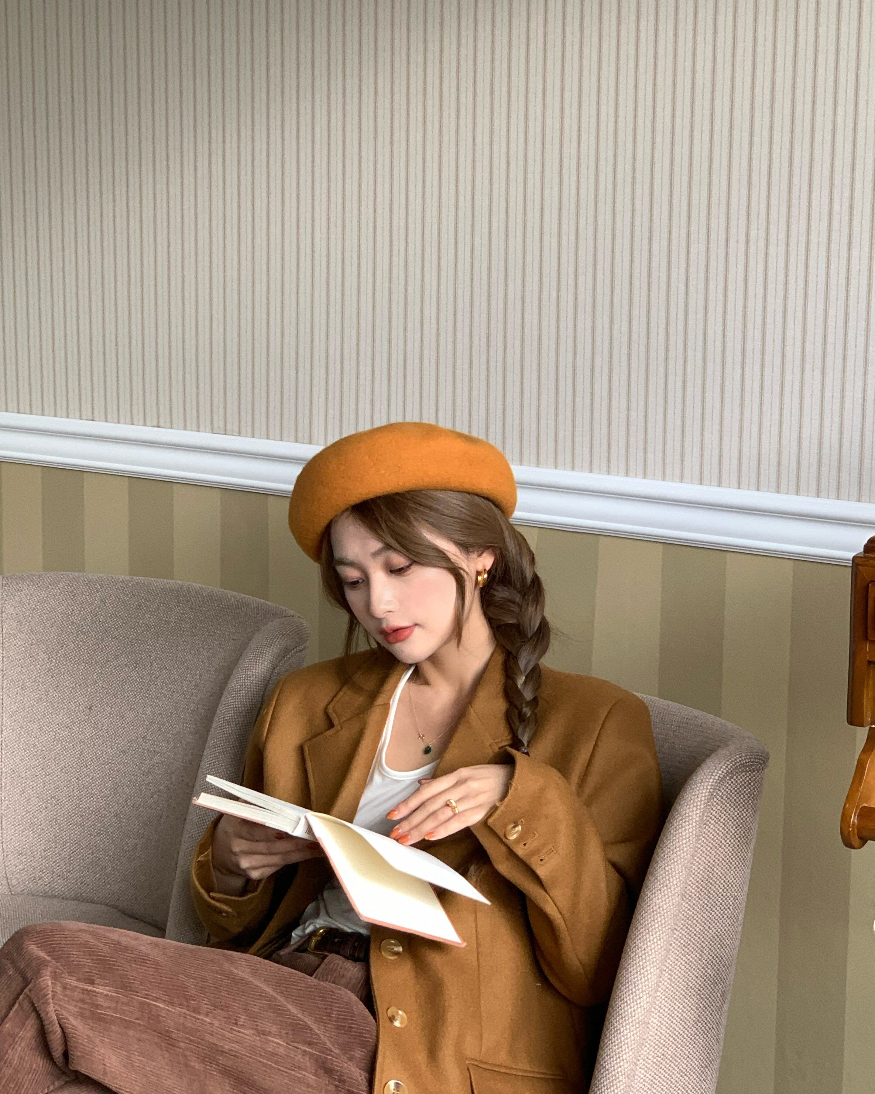 Painter Wool Beret in Pumpkin, classic wool beret — AREUMIEUR, look 4