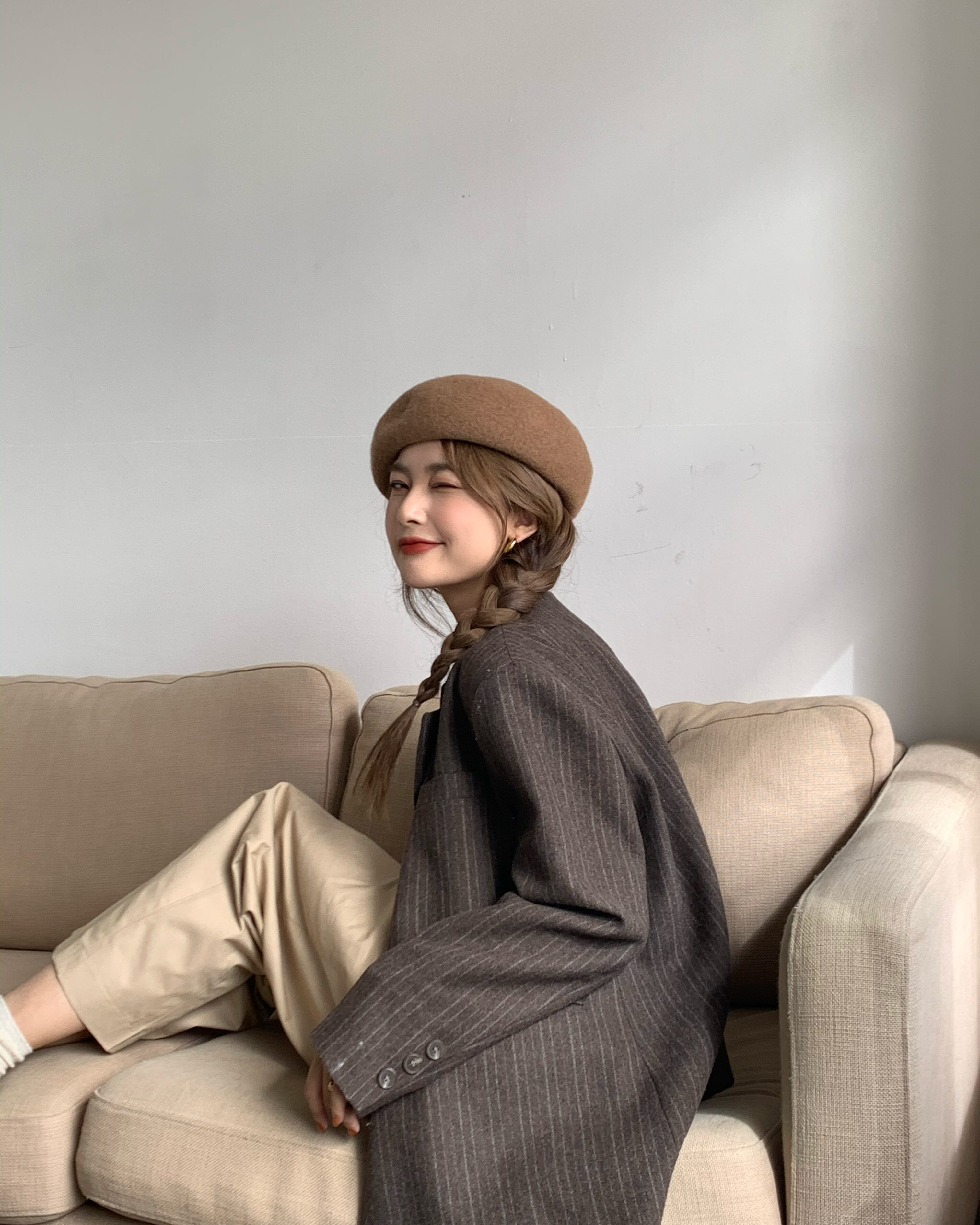 Painter Wool Beret in Warm Camel, classic wool beret — AREUMIEUR, look 7